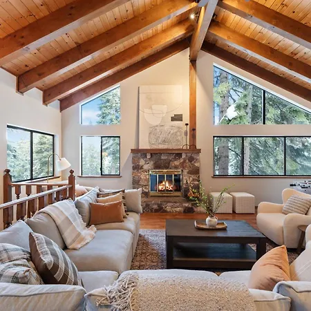 Villa The Pinecrest Retreat- 10 Mins To Northstar! Hot Tub, Large Deck, Views, And Games